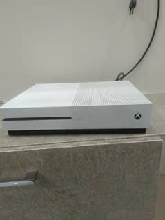 x box one S(1TB) with three controlers