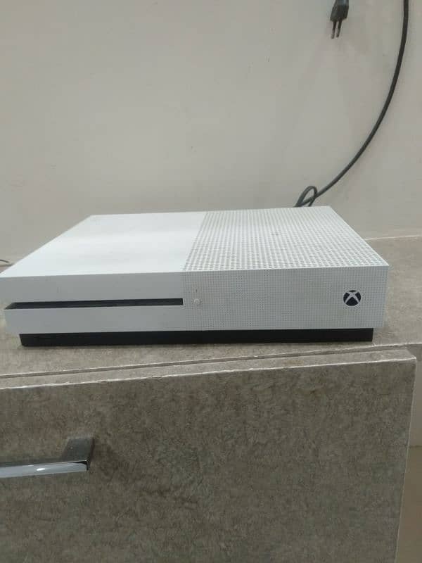 x box one S(1TB) with three controlers 0