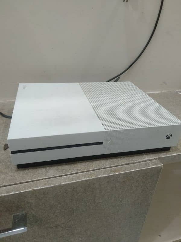 x box one S(1TB) with three controlers 2