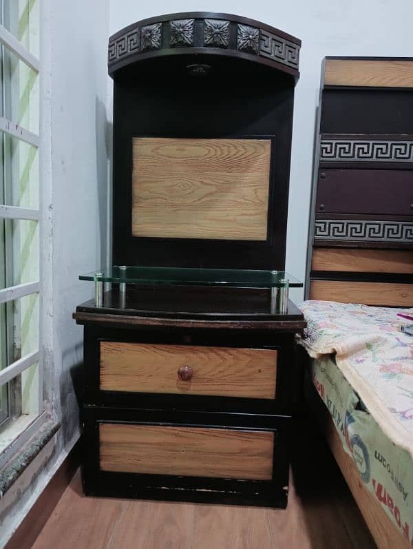 First hand used bed set with side tables and dressing 0