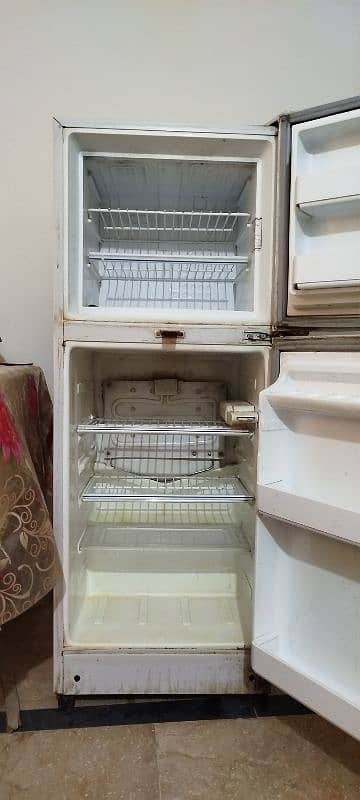 Refrigerator in good and working conditions 1