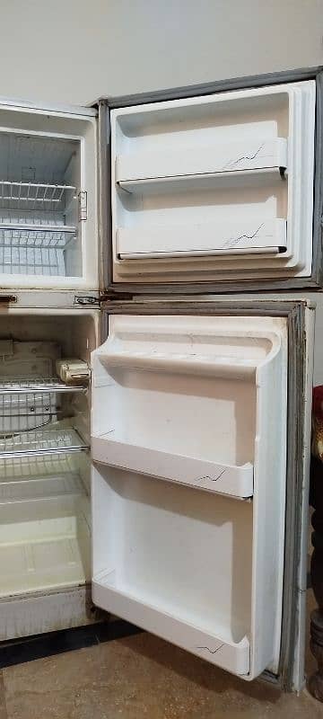 Refrigerator in good and working conditions 2