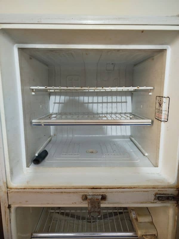 Refrigerator in good and working conditions 3