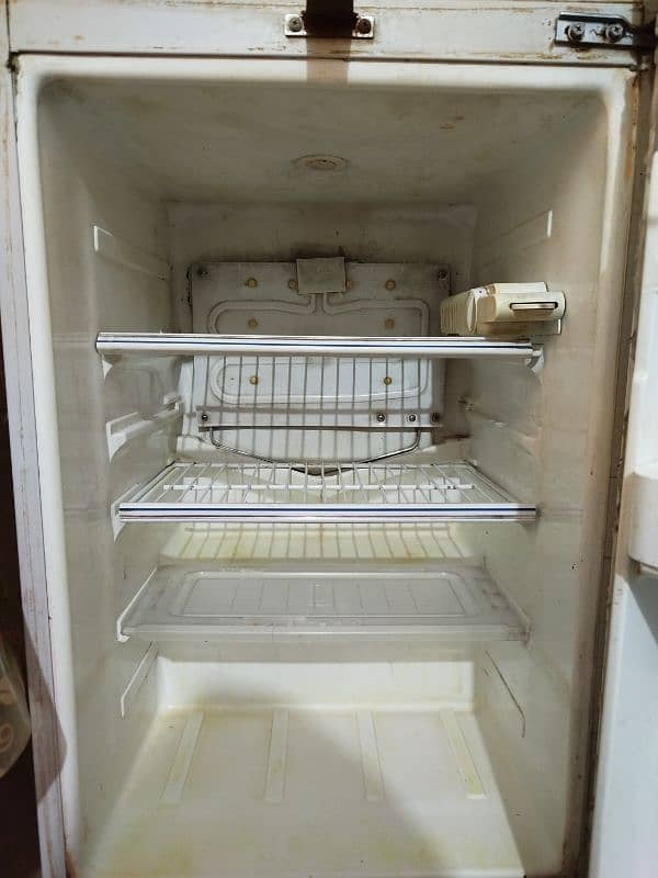 Refrigerator in good and working conditions 4