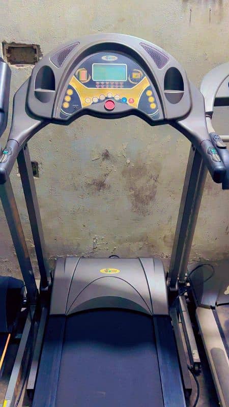 treadmil hydro fitness 130 kg weight sportted good runing condition 0