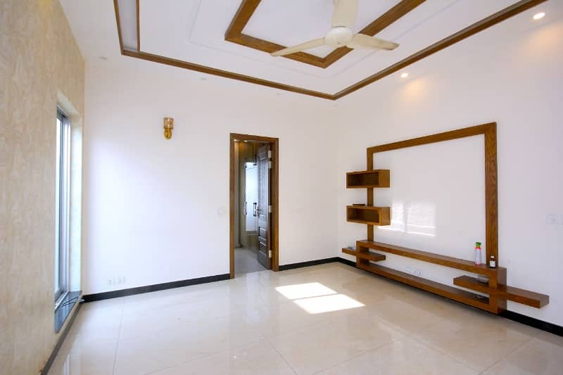 Lovely Designer'S House 1-Kanal Lower Portion In Phase-4 For Rent 5