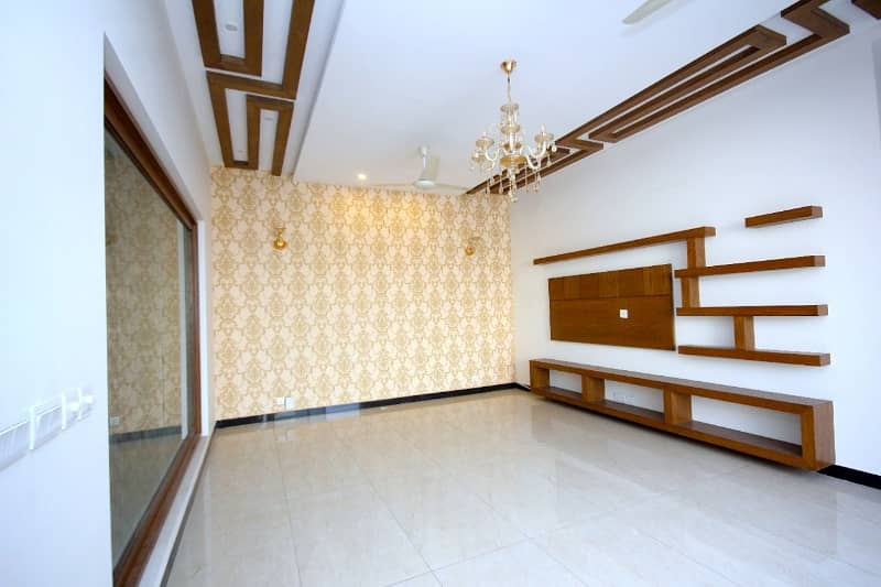 Lovely Designer'S House 1-Kanal Lower Portion In Phase-4 For Rent 9