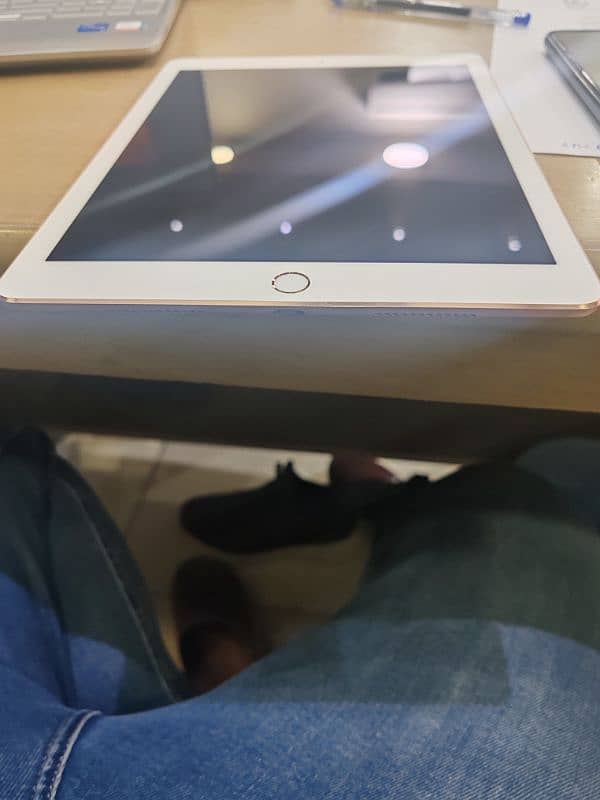 Apple IPad Pro 9.7 inch 32gb in Excellent condition. 1