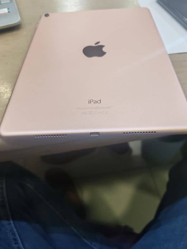 Apple IPad Pro 9.7 inch 32gb in Excellent condition. 3