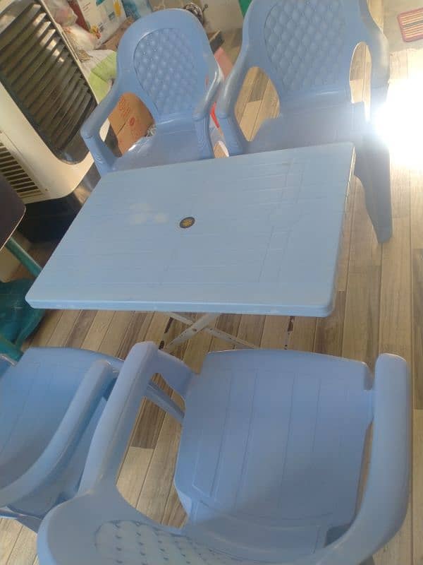 Original BOSS 04 x Chairs & Table 1