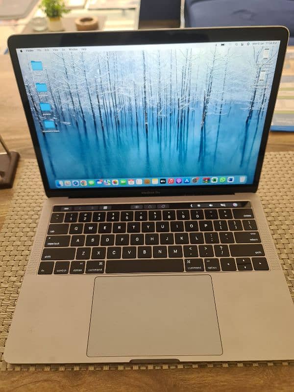 macbook pro 2016 13' with touch bar 1