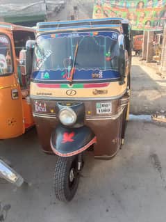 Saz gar auto rickshaw 100%oky condition mai hai Lpg py hai