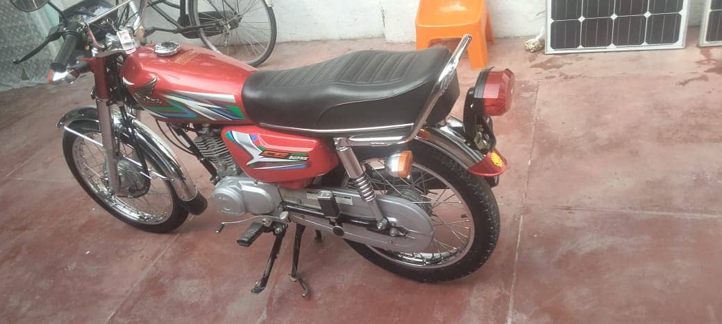 Honda CG 125 2023 model Red colour unregistered fresh bike 3