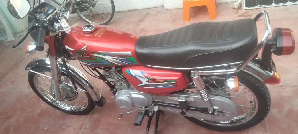 Honda CG 125 2023 model Red colour unregistered fresh bike 4