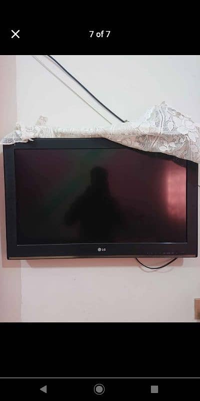 lg lcd with complete hdmi cables remot stand just used 0