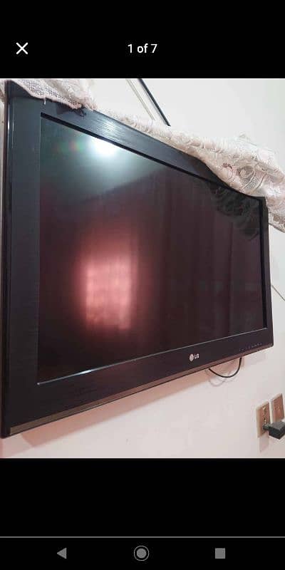 lg lcd with complete hdmi cables remot stand just used 1