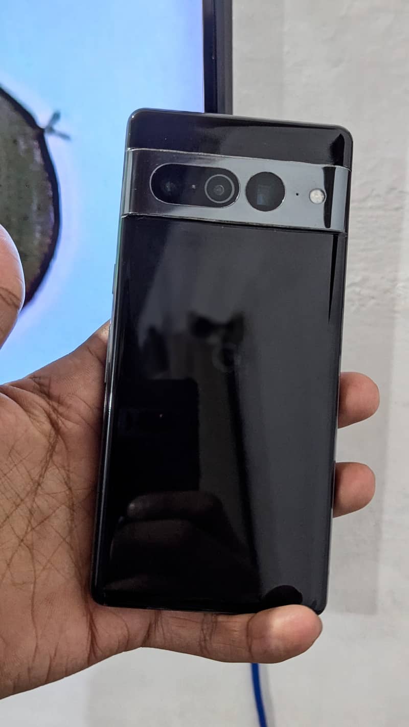 Google Pixel 7 Pro in immaculate condition 8/128 gb variant. 2