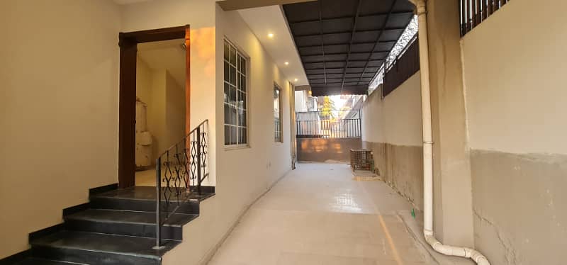 F-11/2: Main Margalla Road, Spacious Modern 3-Bedroom Upper Portion, Separate Gate, Rent Rs. 400,000/-, Per Month. 8