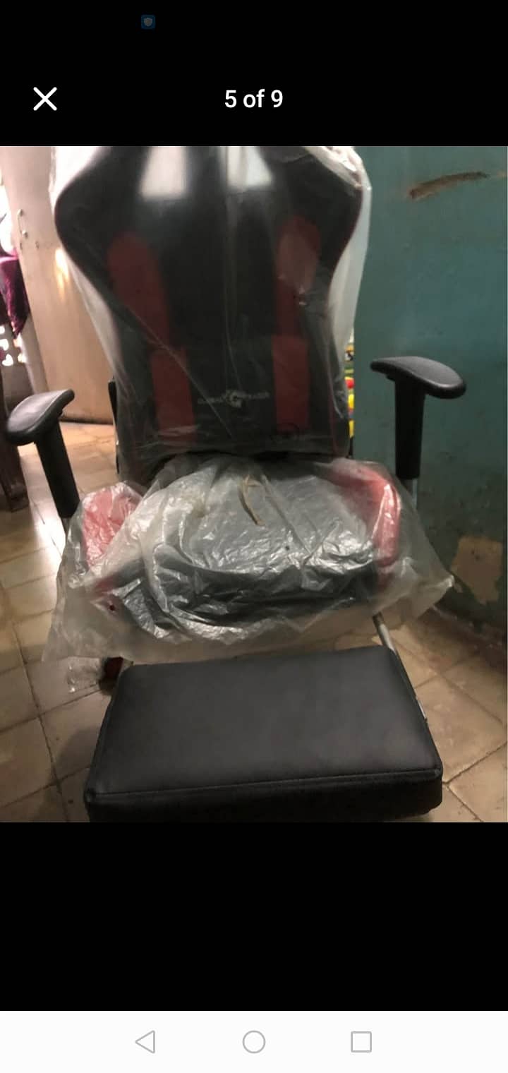 Global razor gaming chair with footrest almost new condition high qua 2