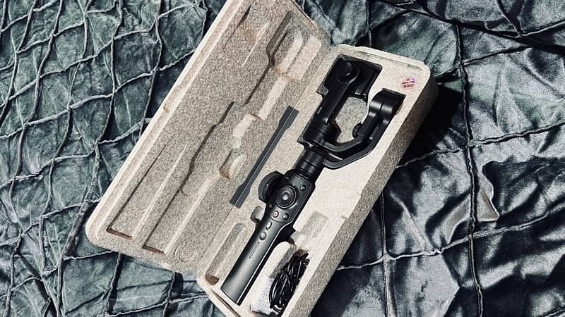 Zhiyun Smooth 4 with box and cable 1