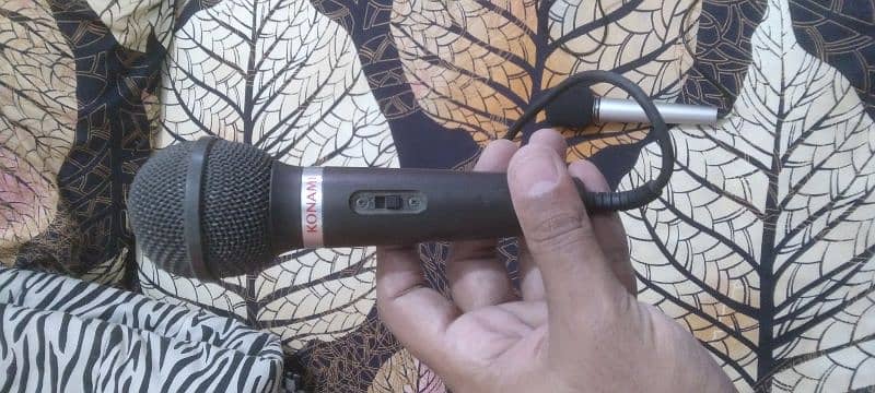 Orignal microphones bennytone and konami 1