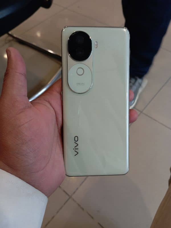 Vivo V 40 E 3