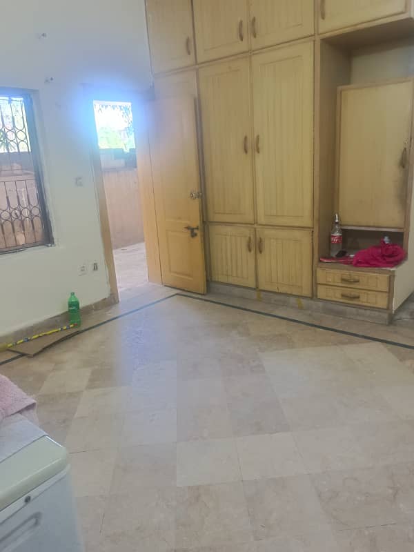 SPRATE DOOR ROOM FOR RENT LOCATION CHAKLALA SCHEME 2