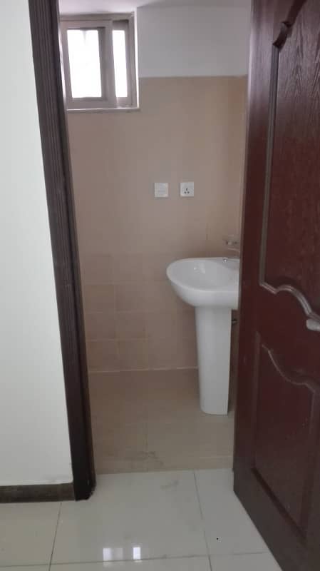 17 Marla 04 Bedroom Near To Park Brigadier House Available For Rent In Askari-10 Sector-F Lahore Cantt 2