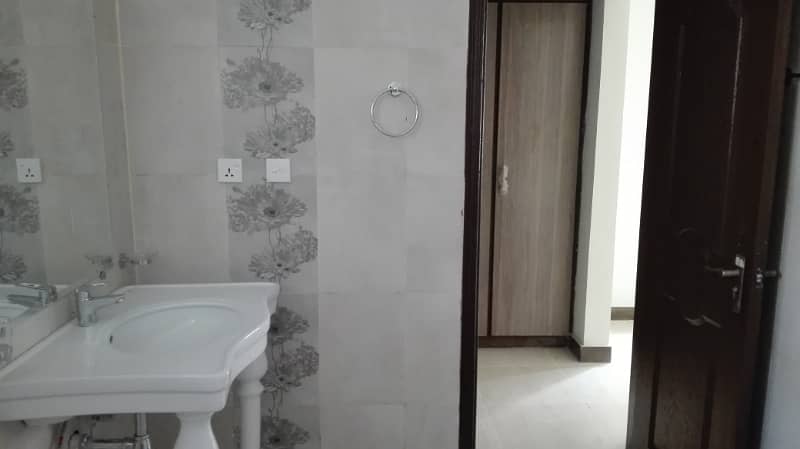 17 Marla 04 Bedroom Near To Park Brigadier House Available For Rent In Askari-10 Sector-F Lahore Cantt 13