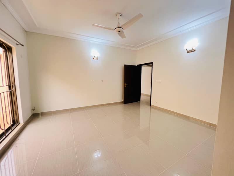 17 Marla Ideal Location Brigadier House Available For Rent In Askari 10 Sector-F Lahore Cantt 13