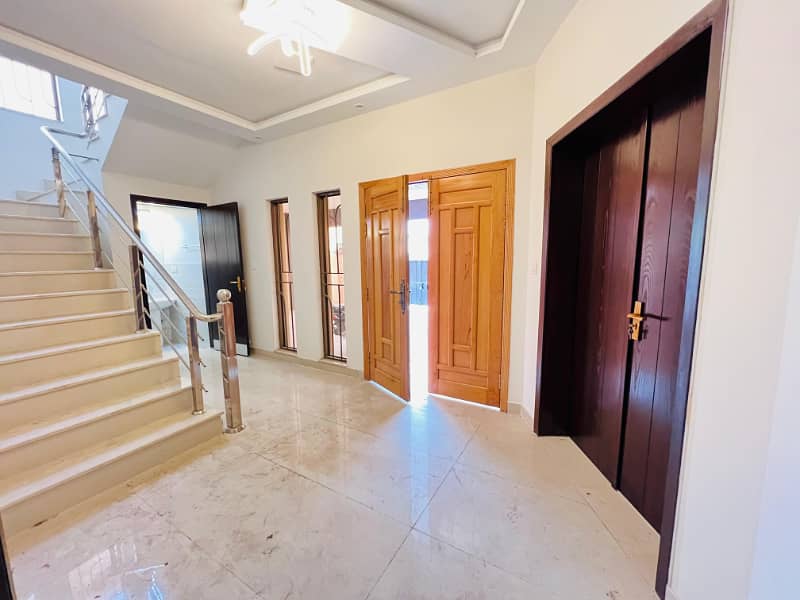 17 Marla Ideal Location Brigadier House Available For Rent In Askari 10 Sector-F Lahore Cantt 26