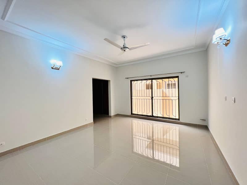 17 Marla Ideal Location Brigadier House Available For Rent In Askari 10 Sector-F Lahore Cantt 34