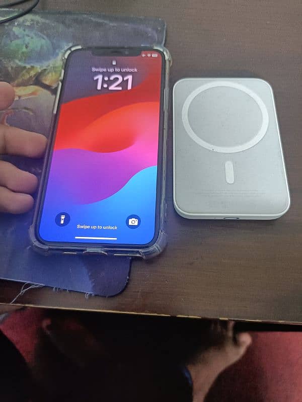 Iphone 11 pro 10/10 with original charger & wireless powerbank 0