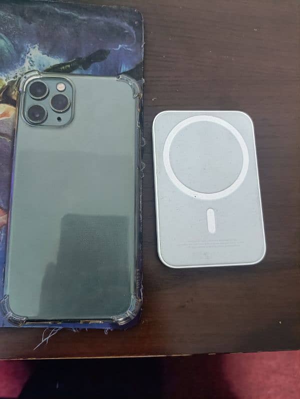 Iphone 11 pro 10/10 with original charger & wireless powerbank 1