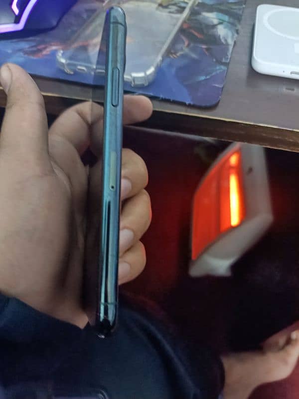 Iphone 11 pro 10/10 with original charger & wireless powerbank 5