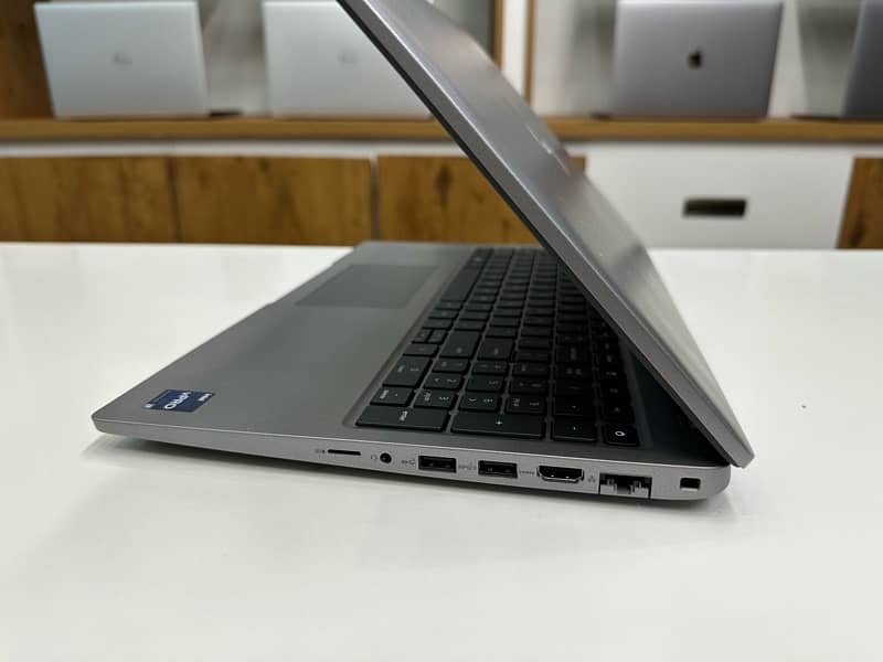 DELL LATITUDE 5540 ( 10-core ) 13th Gen Core-i7 16 GB RAM-512 GB SSD 4