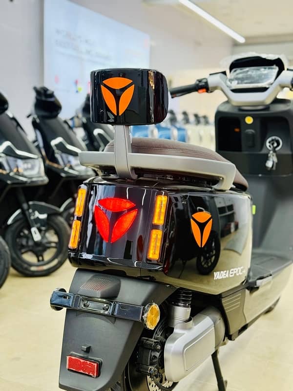 Yadea Electric Scooter EPOC / Scooty Bike Aima Metro Ramza Revoo Evee 6