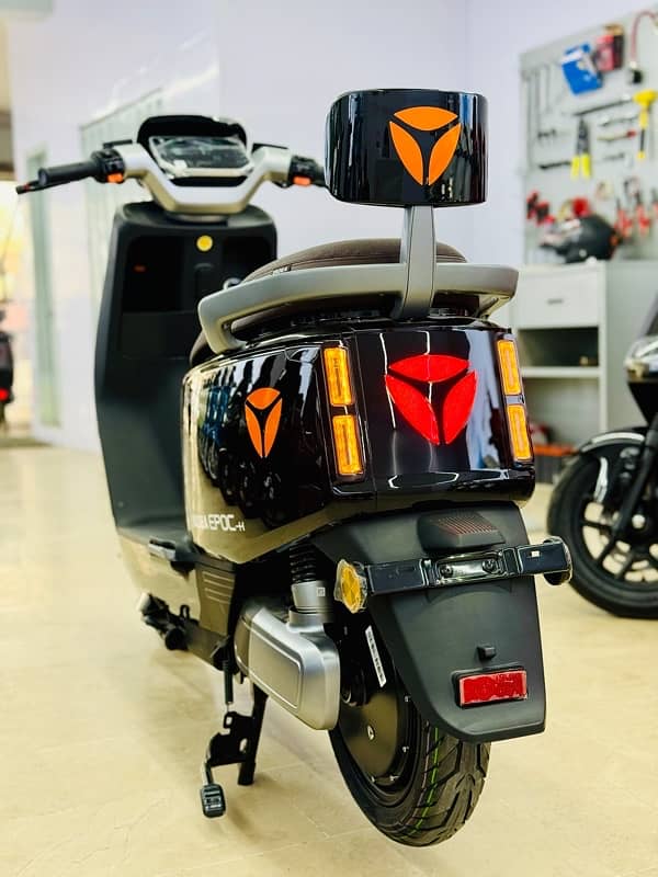 Yadea Electric Scooter EPOC / Scooty Bike Aima Metro Ramza Revoo Evee 9