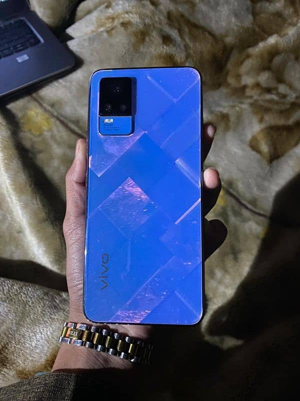 vivo V21 10/10 without any shade all okkk with box and original charge 7