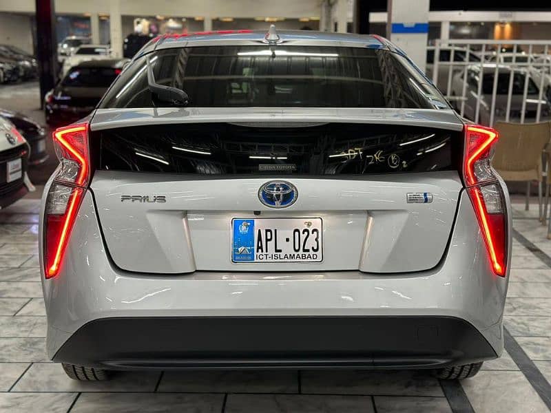 Toyota Prius 2017 1