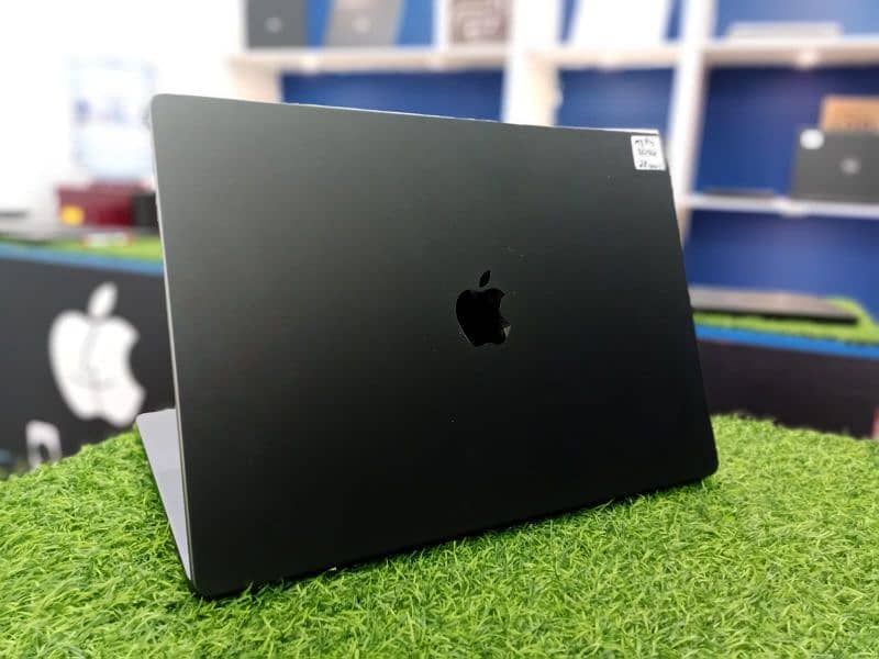 MacBook Pro M3 Pro 16 inch 36/512 Space Black 26 cycles with charger 1