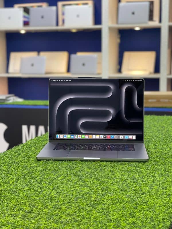 Macbook Pro M2 Pro 16 inch 32/1tb Space Grey 63 cycles with charger 0