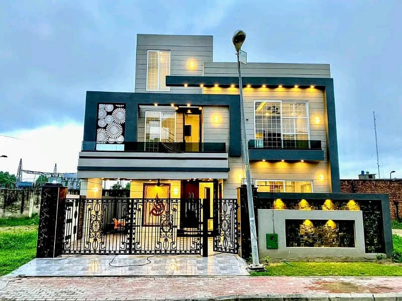 10 Marla Luxury House Available For Rent 0