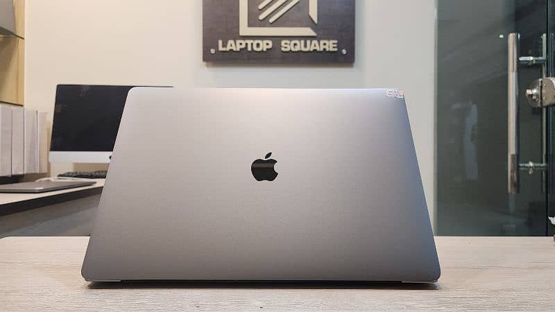 MacBook Pro 2019 I7 32GB 1tb 8gb graphic card 0