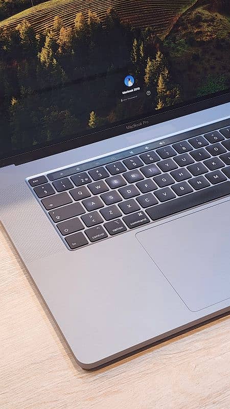 MacBook Pro 2019 I7 32GB 1tb 8gb graphic card 2