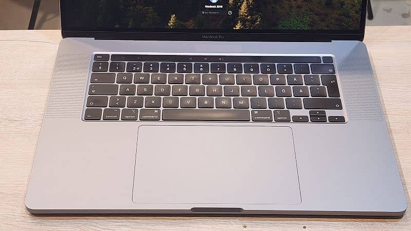 MacBook Pro 2019 I7 32GB 1tb 8gb graphic card 3