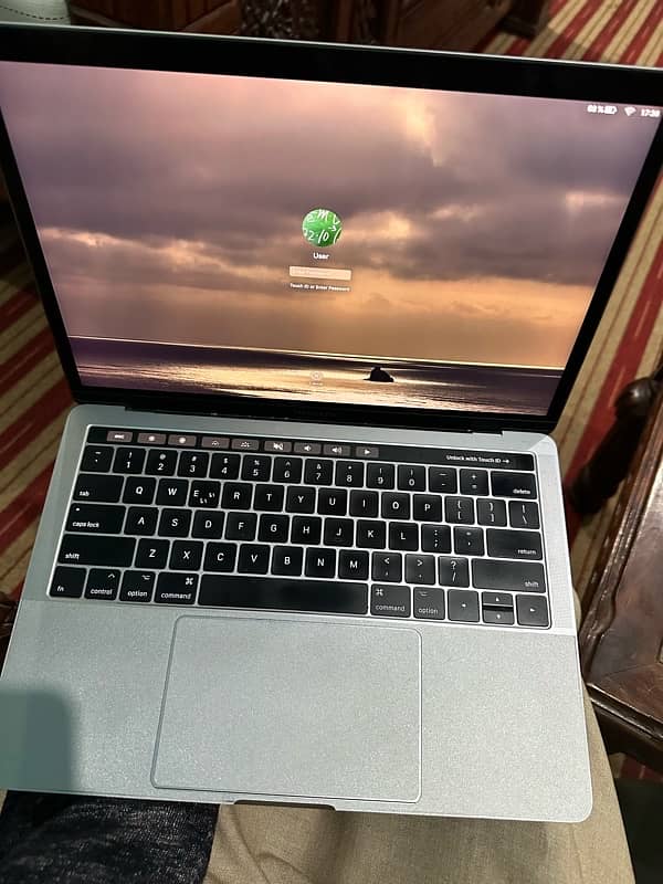 apple macbook pro 2017 touch bar 2