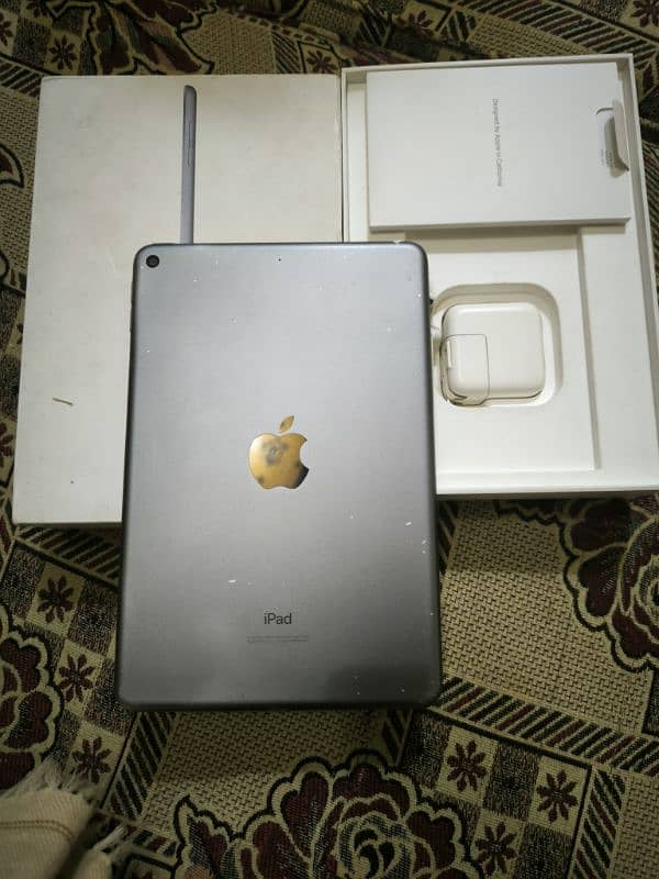 Ipad mini 5 with original box and charger 0