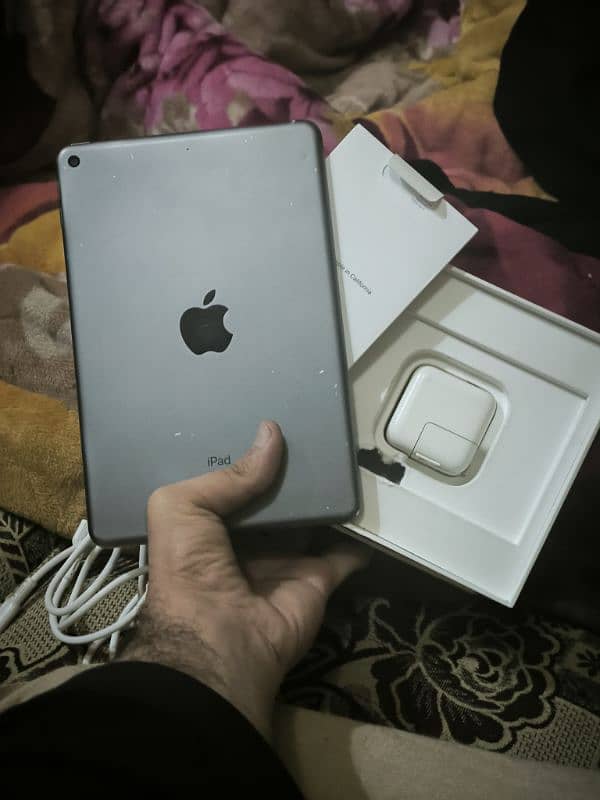 Ipad mini 5 with original box and charger 1