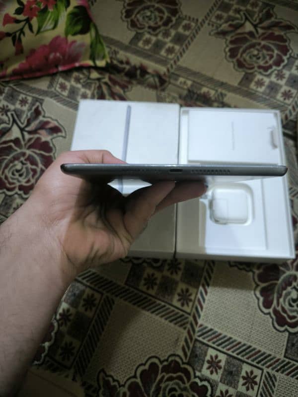 Ipad mini 5 with original box and charger 4